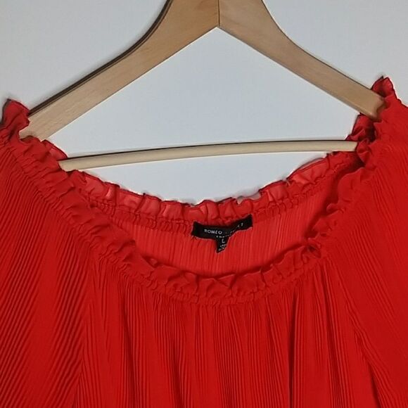 Romeo & Julie Red Chiffon Accordion Style Top L - Picture 3 of 8